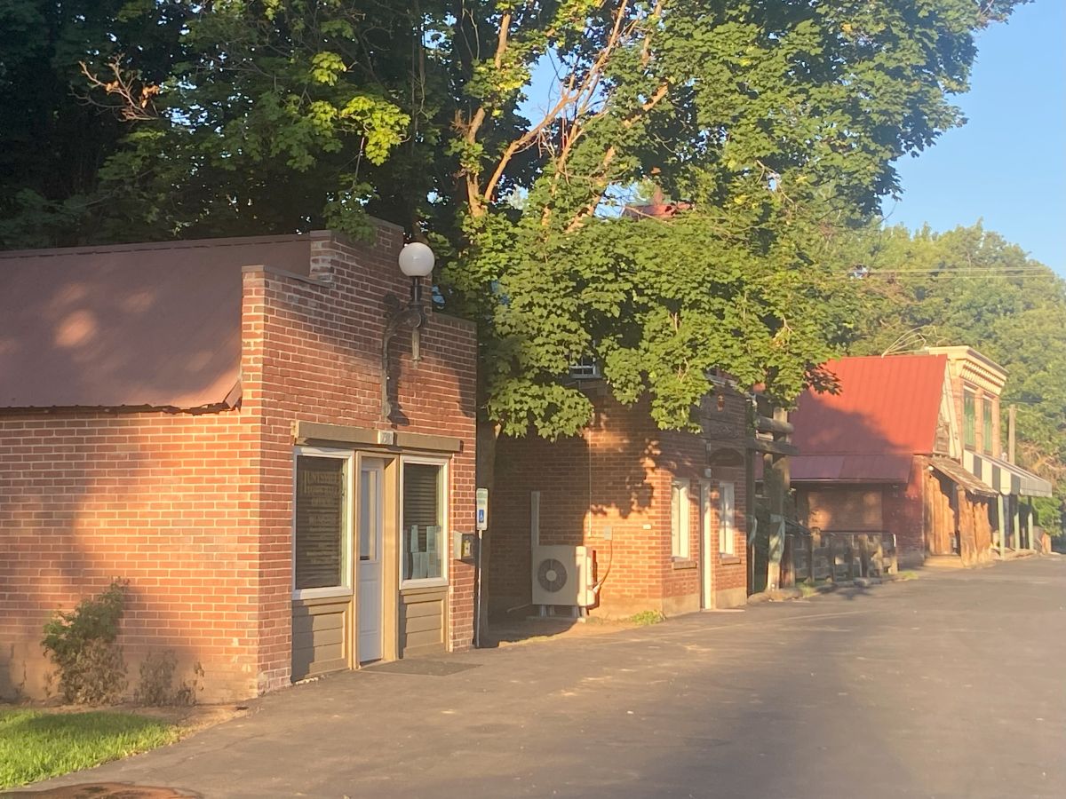 Summer morning on 2nd Street